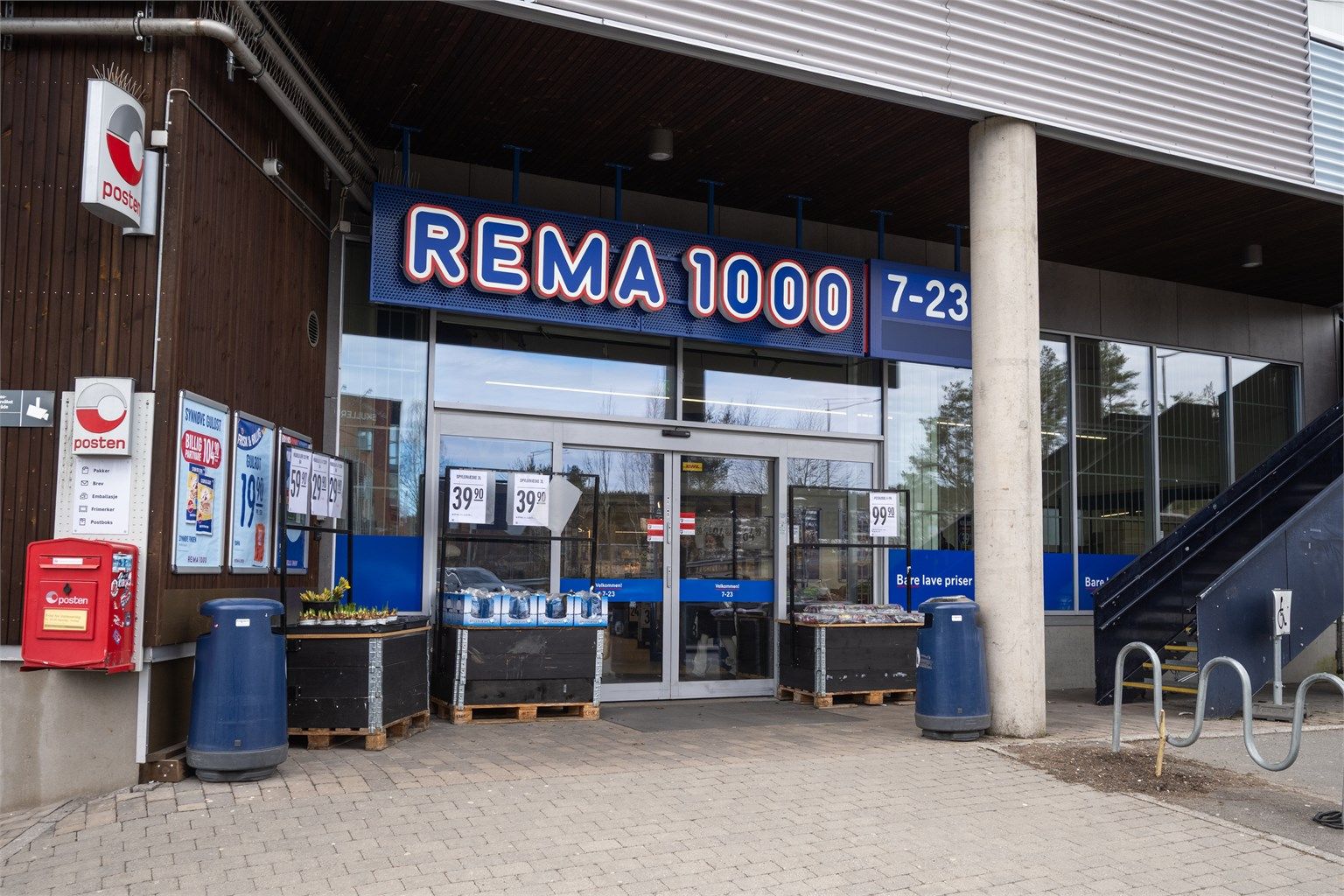 Rema 1000 ligger også i nabolaget, og Bøler Senter med Jernia, apotek, vinmonopol mm er kun 5 minutter unna med bil.