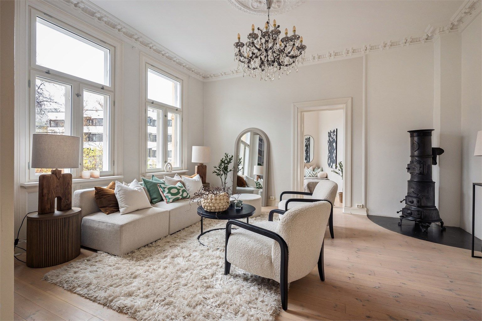 I stuen er 1 av boligens 3 ildsteder. Peisen er en lekker og klassisk stålpeis som varmer godt om vinteren.