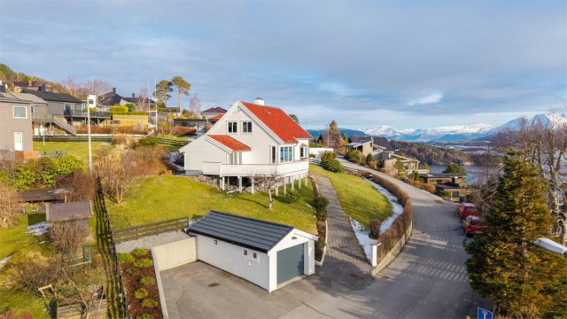 Velkommen til Kristoffer Randers veg 3 presentert av Krogsveen v/Eiendomsmegler/Partner Marit Stuen Aursnes