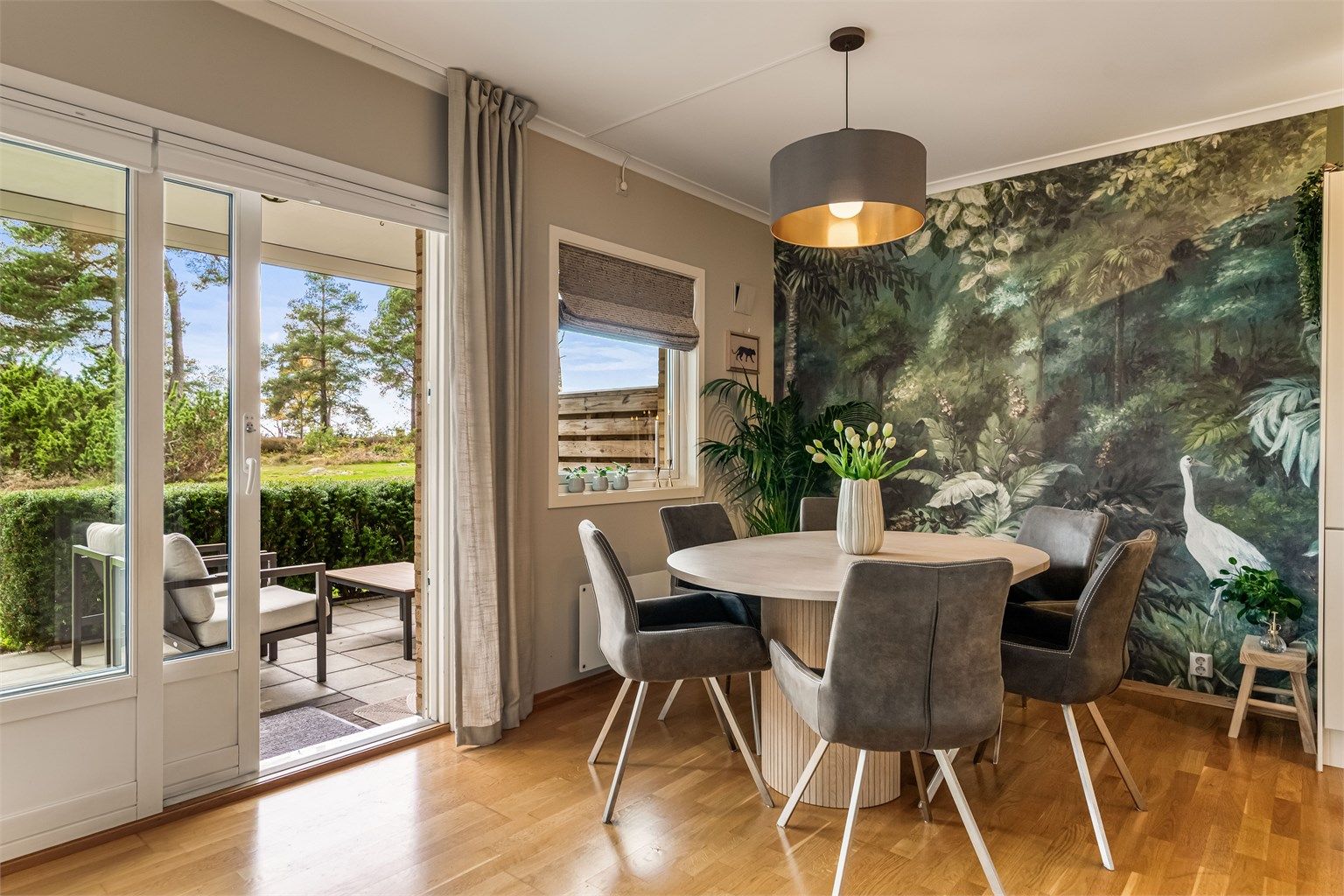 Spiseplassen har god plass til et rundt spisebord og flere stoler.