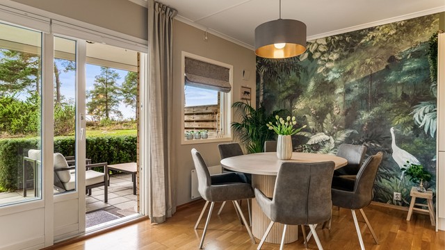 Spiseplassen har god plass til et rundt spisebord og flere stoler.