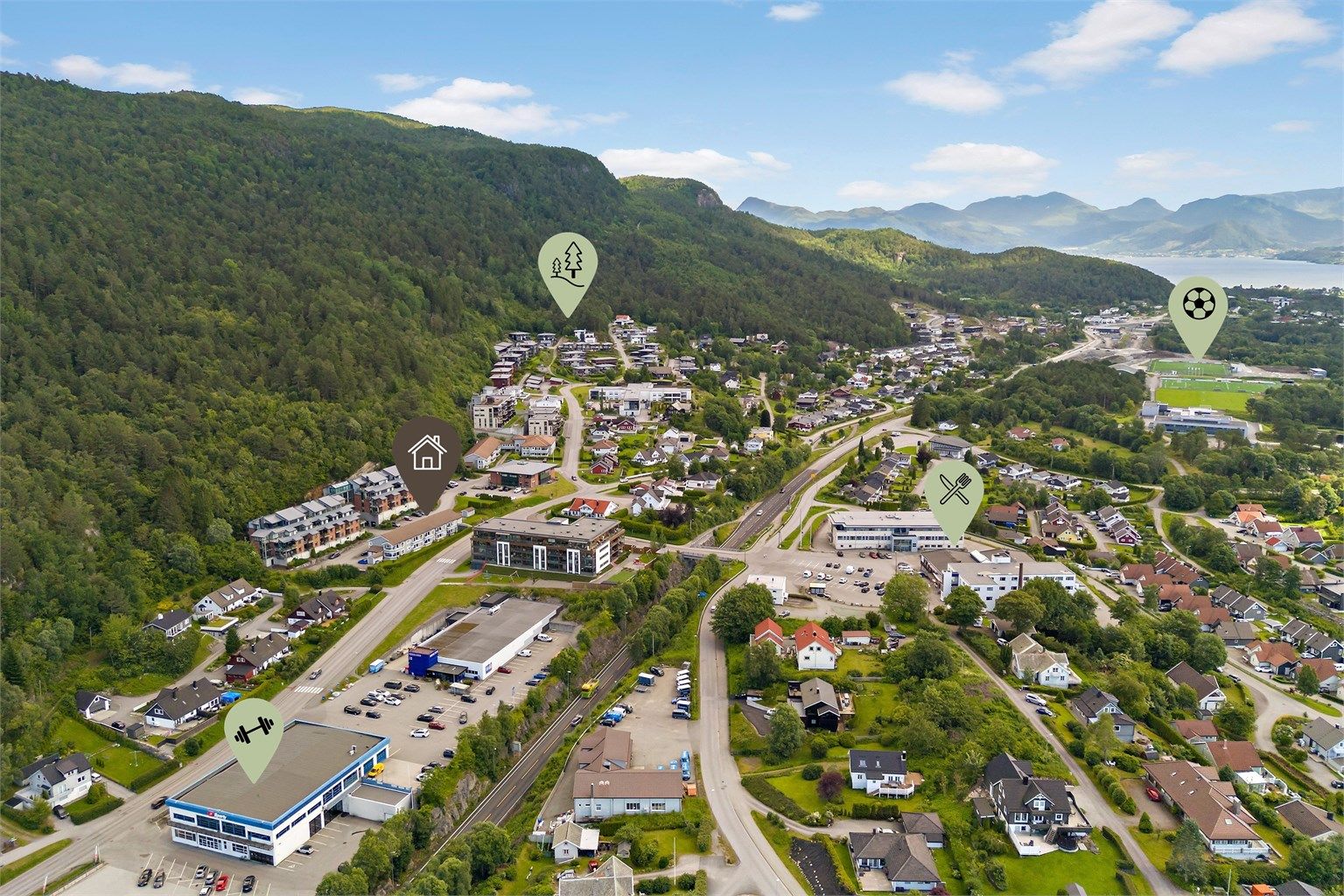 Like ved ligger og Sporty Blindheim, et stort oppgradert treningssenter med moderne utstyr og flere spesialtilpassede saler. Kort veg til tursti til Emblemsfjellet, nærmeste sti ligger like bak Helsehuset, bare noen meter fra eiendommen