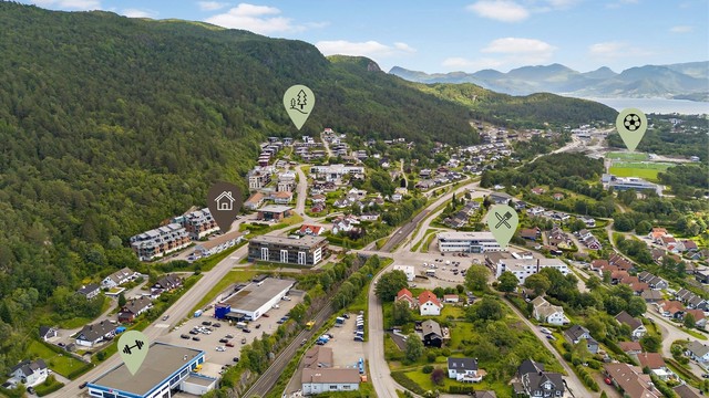 Like ved ligger og Sporty Blindheim, et stort oppgradert treningssenter med moderne utstyr og flere spesialtilpassede saler. Kort veg til tursti til Emblemsfjellet, nærmeste sti ligger like bak Helsehuset, bare noen meter fra eiendommen
