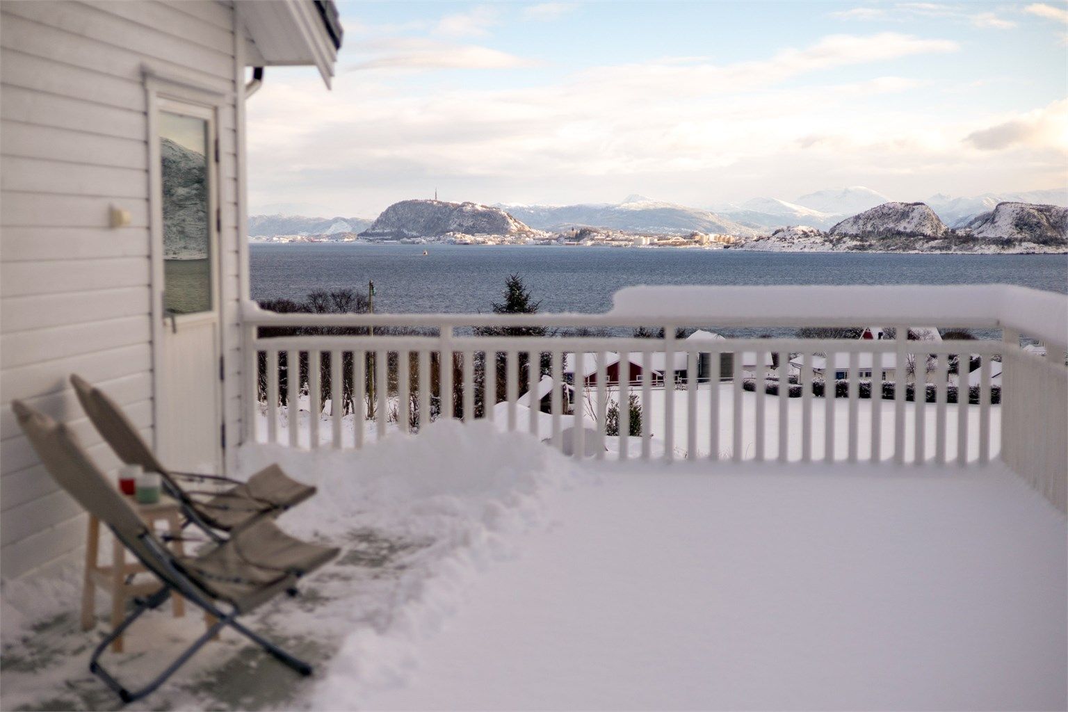 På terrassen kan du nyte en fantastisk utsikt mot fjorden, Ålesund by og Sunnmørsalpane
Foto: Stian Wiik