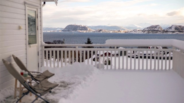 På terrassen kan du nyte en fantastisk utsikt mot fjorden, Ålesund by og Sunnmørsalpane
Foto: Stian Wiik