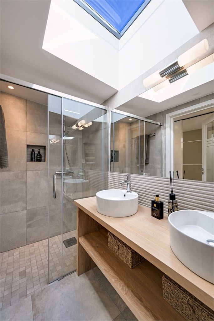 Hovedbadet i andre etasje har motorisert Velux takvindu som gir et flott, naturlig lys. Også her er det gulvvarme