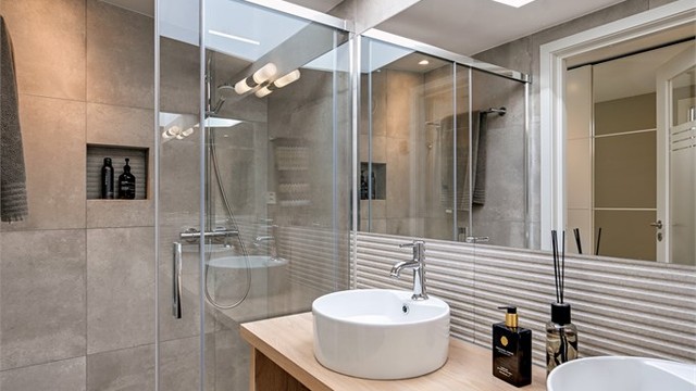 Hovedbadet i andre etasje har motorisert Velux takvindu som gir et flott, naturlig lys. Også her er det gulvvarme