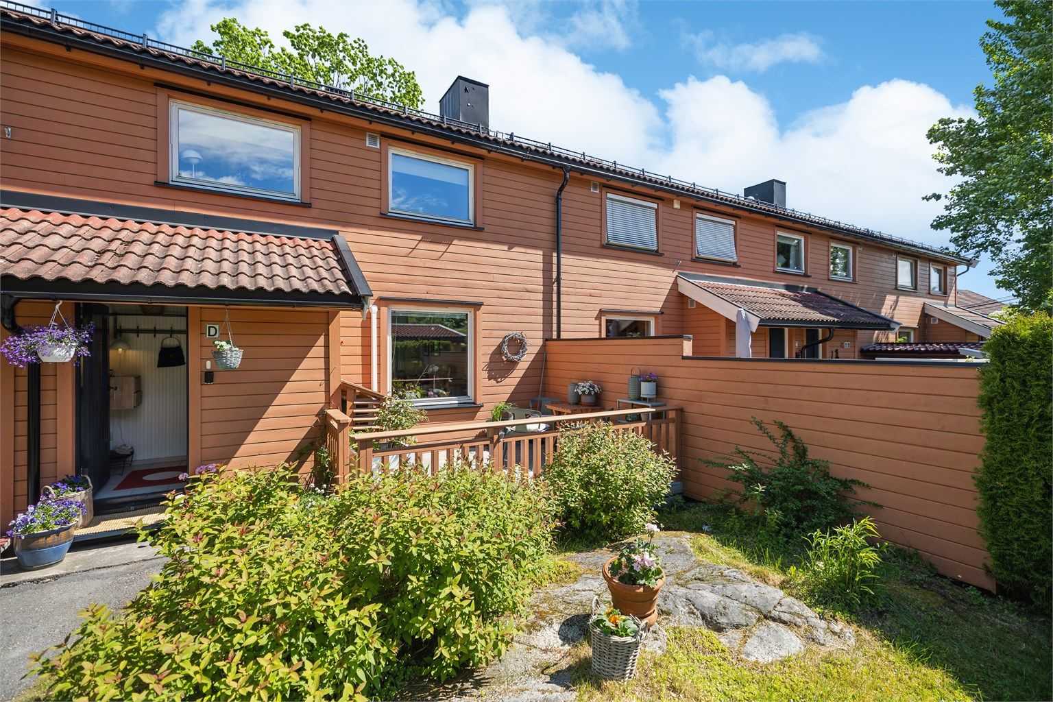 En attraktiv familiebolig beliggende meget sentralt på Tangen med kort vei til barne- og ungdomsskole, Tangen Senter og Tangenten, Nesoddens kommunehus og Nesoddbåten. 
Foto: Per Oscar Skjellnan v/Efkt