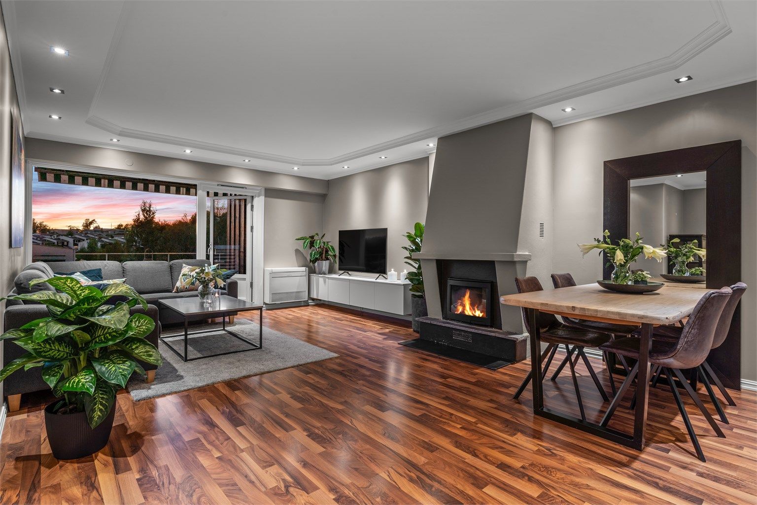 Velkommen til Låveveien 52B - Pen leilighet med nærhet til natur, dagligvare og t-bane, nydelig utsikt og ingen innsyn.