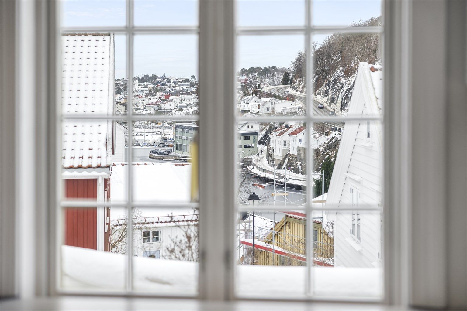 Fra flere av vinduene har man utsikt over den historiske bebyggelsen på Tyholmen.