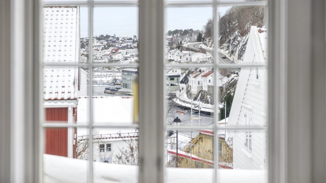 Fra flere av vinduene har man utsikt over den historiske bebyggelsen på Tyholmen.