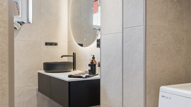 Badet ble oppgradert i 2024 og fremstår som moderne og delikat.