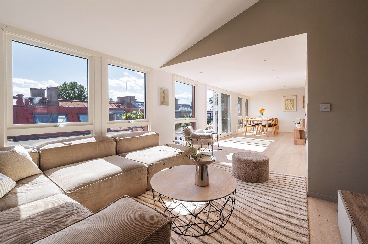 Leiligheten har fantastisk lysinnslipp og god planløsning med store oppholdsrom