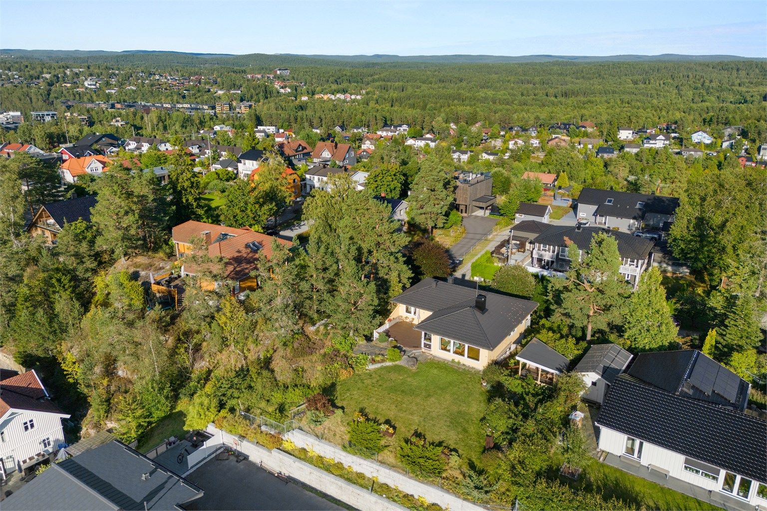 Eiendommen har en svært attraktiv beliggenhet i et stille og fredelig boligområde. Området er kjent for sitt trygge og barnevennlige miljø, med lite gjennomgangstrafikk og gangavstand til alt familien trenger i hverdagen.