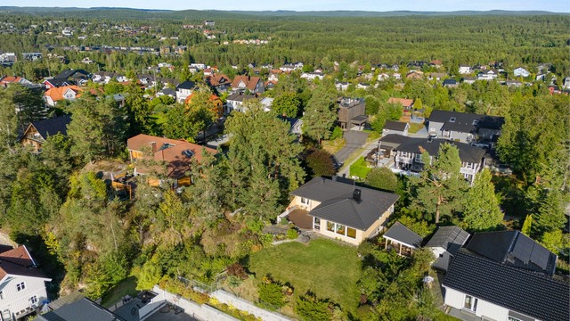Eiendommen har en svært attraktiv beliggenhet i et stille og fredelig boligområde. Området er kjent for sitt trygge og barnevennlige miljø, med lite gjennomgangstrafikk og gangavstand til alt familien trenger i hverdagen.
