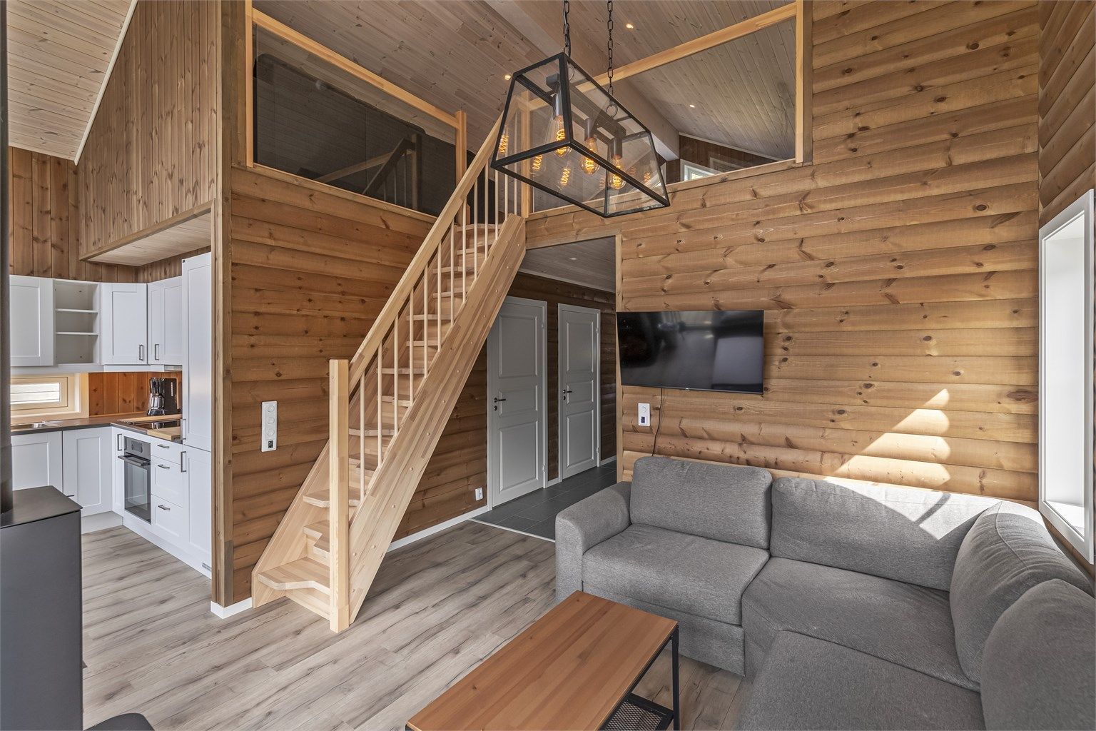 Fra stuen har man trapp opp til en praktisk hems