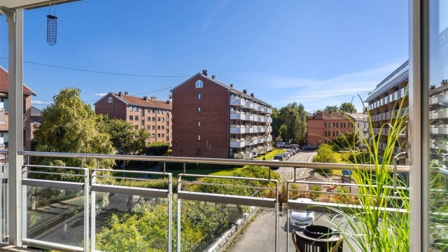 En særdeles attraktiv beliggenhet med fritt utsyn og overbygget balkong, som på varme dager blir en naturlig forlengelse av stuen