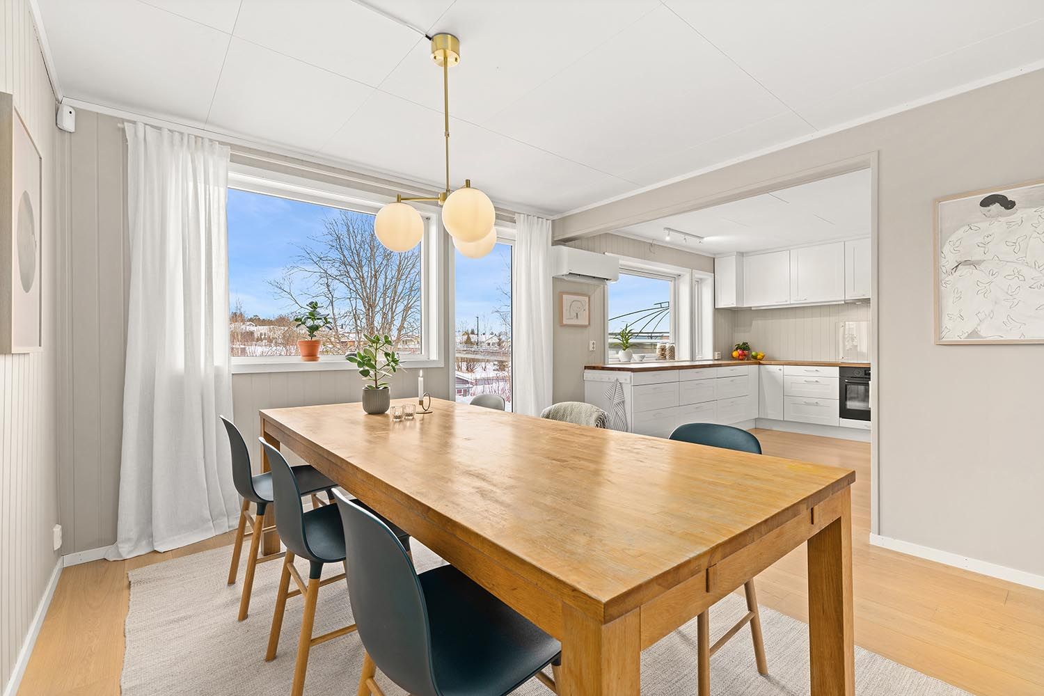 Spisestuen har god plass til langbord og er et naturlig samlingspunkt.