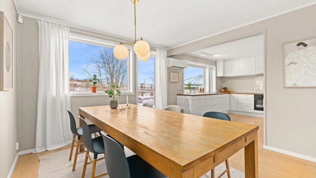 Spisestuen har god plass til langbord og er et naturlig samlingspunkt.