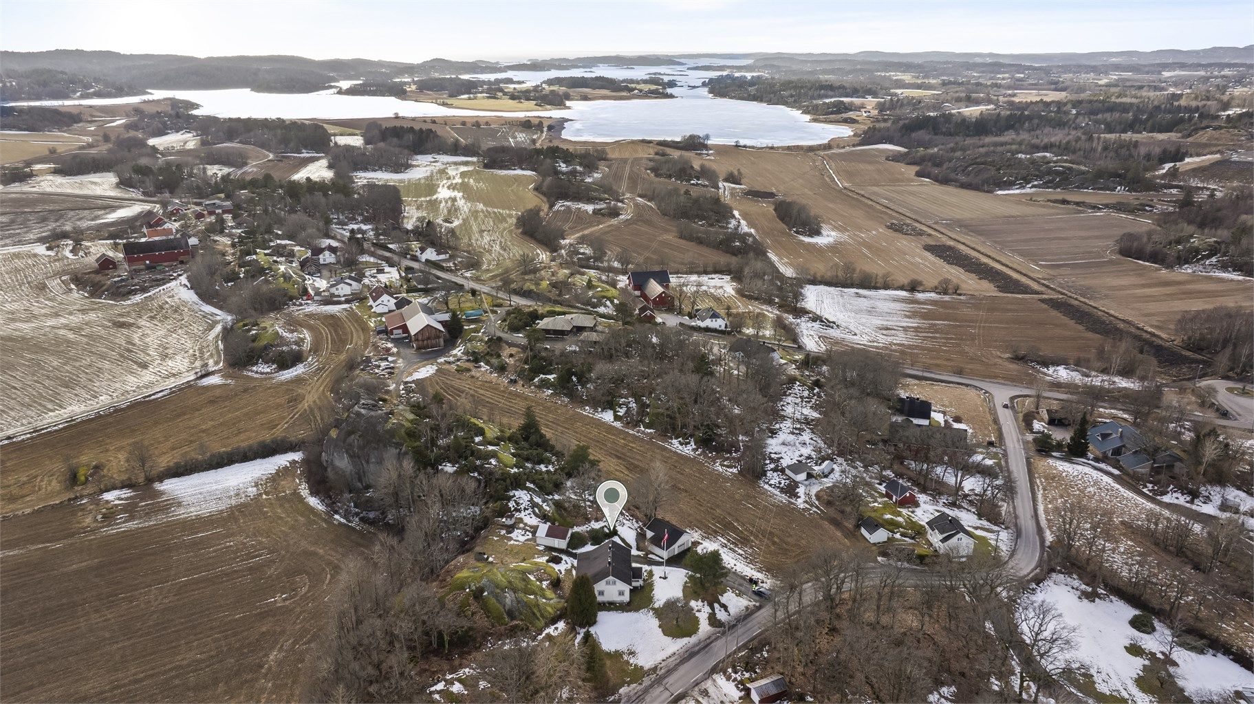 Meget landlig beliggende med nærhet til sjø og turområder.
