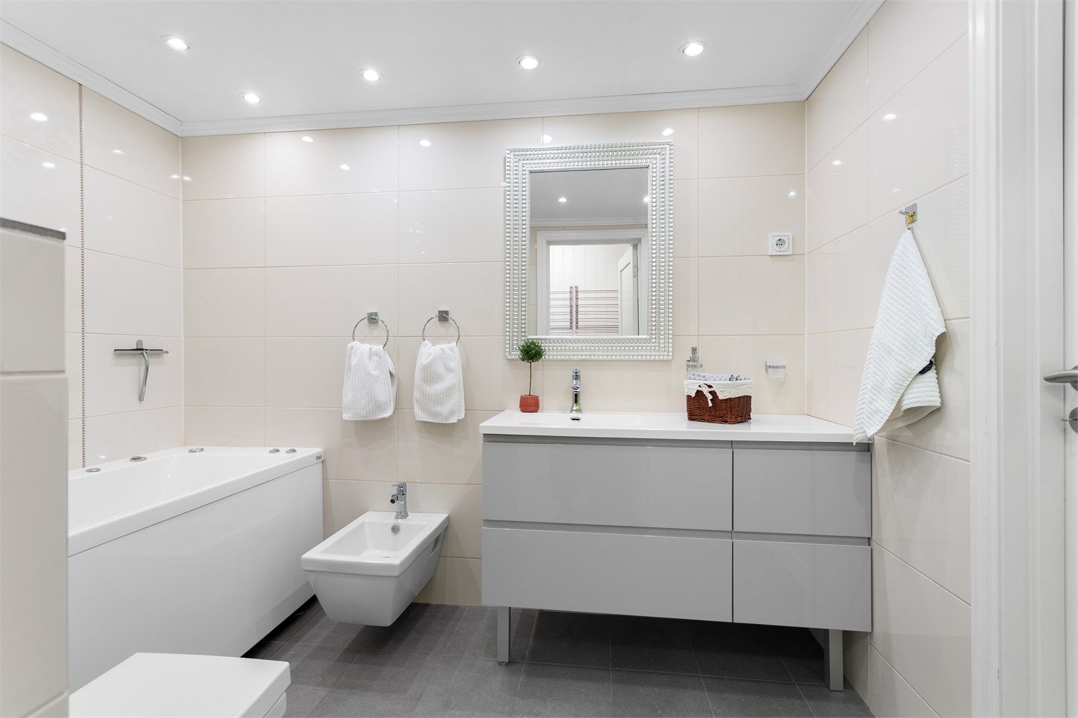 Innredningen fra JKE Design inkluderer et boblebadekar, vegghengt toalett og bidé.