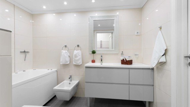 Innredningen fra JKE Design inkluderer et boblebadekar, vegghengt toalett og bidé.