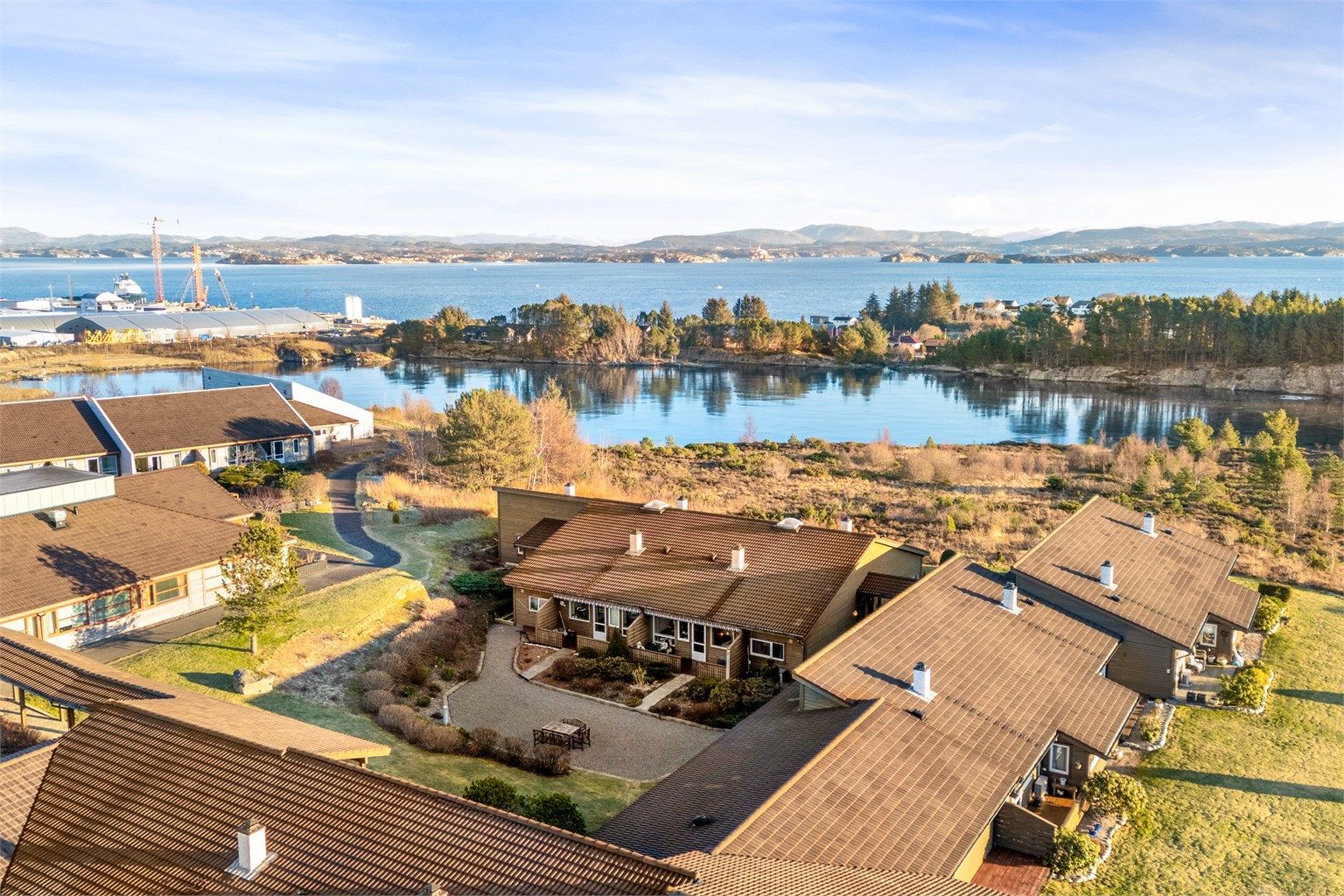 Boligen ligger innerst i borettslaget med vestvendt terrasse ut mot fellesarealet. 