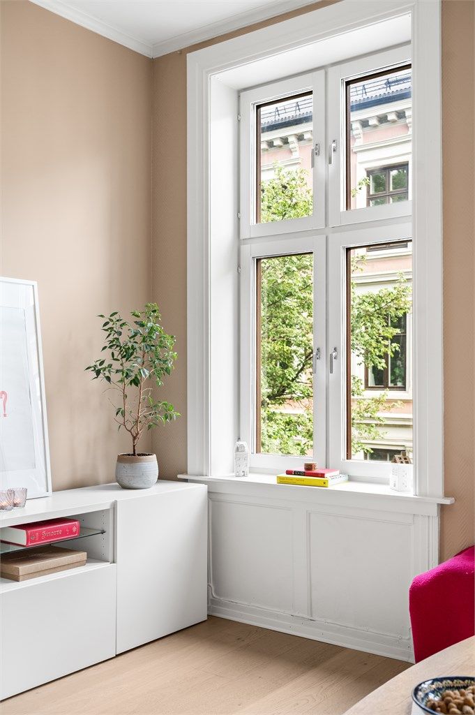 Boligen er holdt i moderne og delikate nyanser og fremstår tidsriktig og velholdt. 