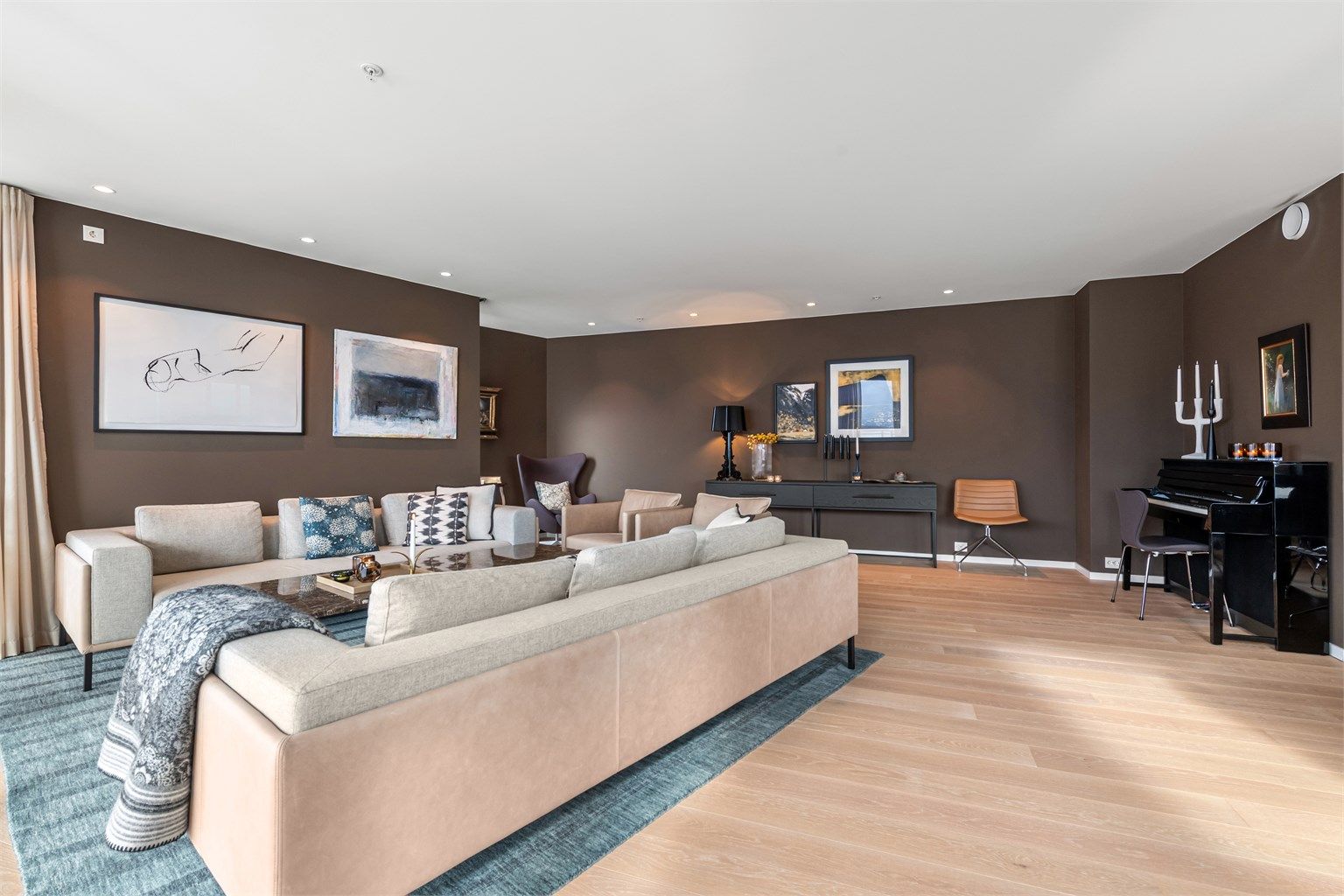 I stuen er det god plass og det er spotter i tak