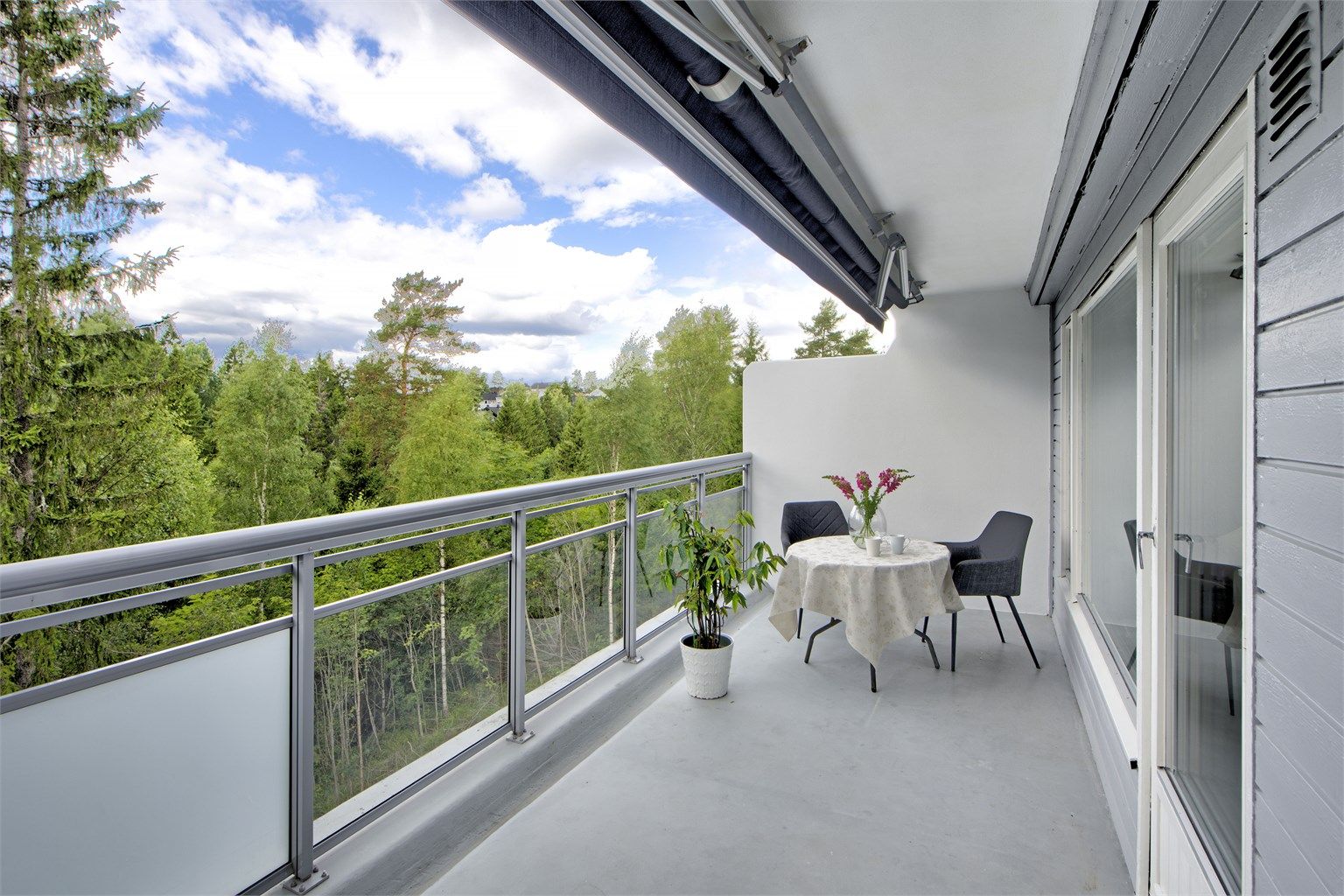 Sebastian Håbesland v/Krogsveen presenterer Mellomåsveien 130 - leilighet med solrik uteplass med pent utsyn og ingen innsyn