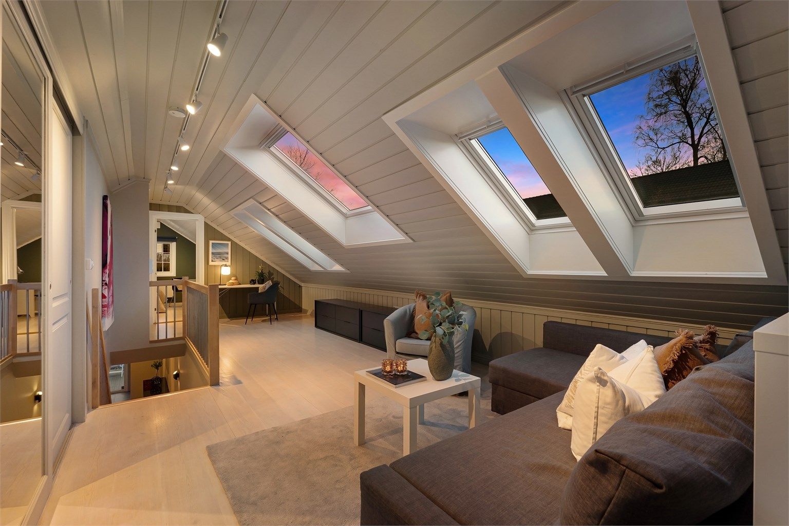 Romslig loftsstue med takvinduer fra 2013. Et hyggelig oppholdsrom for barn og unge