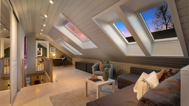 Romslig loftsstue med takvinduer fra 2013. Et hyggelig oppholdsrom for barn og unge
