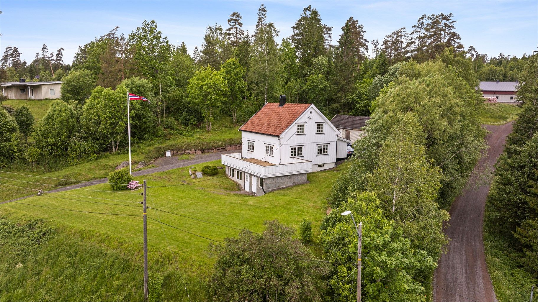 Eiendommen ligger for seg selv omkranset av natur