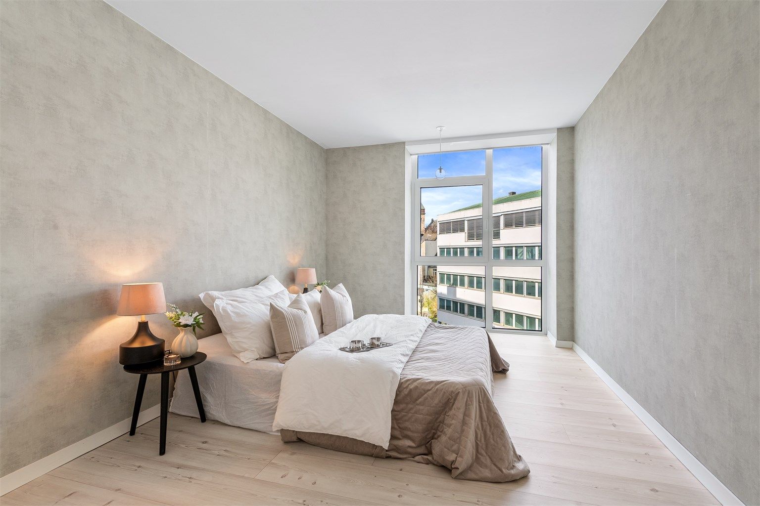 Hovedsoverommet er romslig med plass til dobbeltseng og garderobeløsning