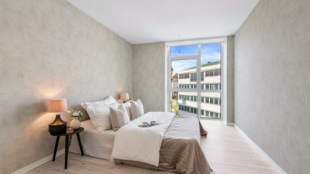 Hovedsoverommet er romslig med plass til dobbeltseng og garderobeløsning