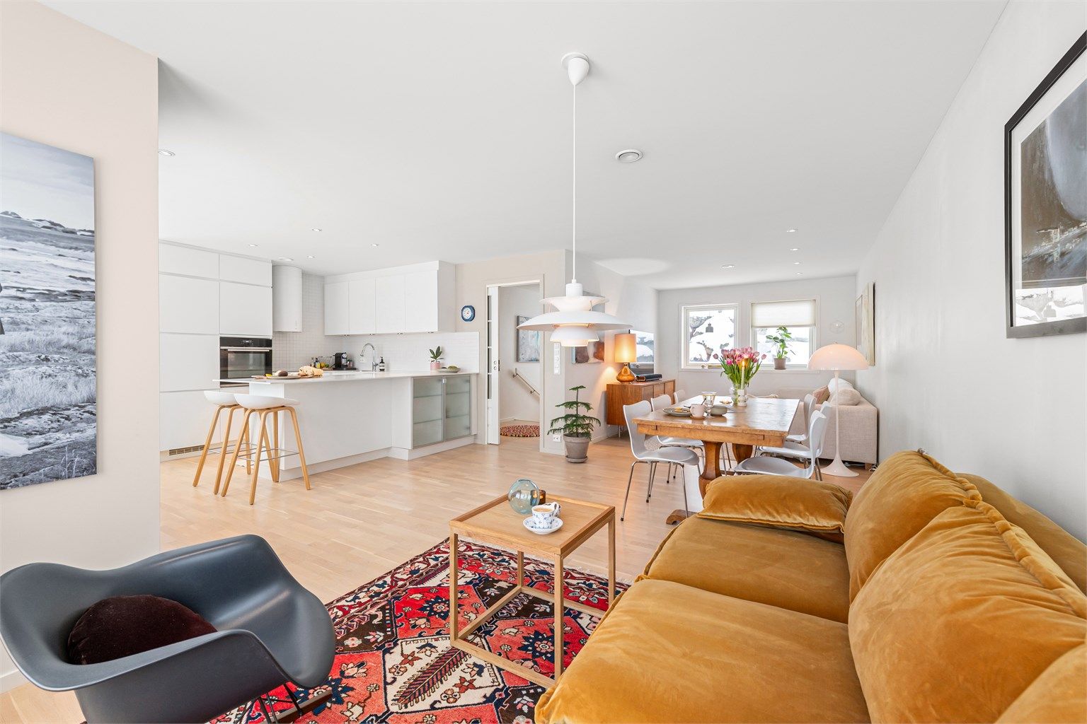 Gjennomgående parkettgulv og malte gipsplater i himling med downlights.