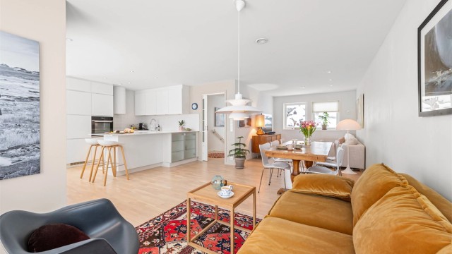 Gjennomgående parkettgulv og malte gipsplater i himling med downlights.