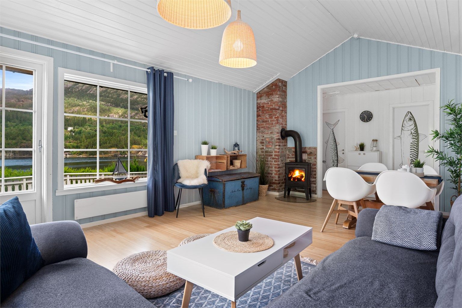 - Lys og innbydende stue med gode vindusflater som slipper inn rikelig med dagslys. - 