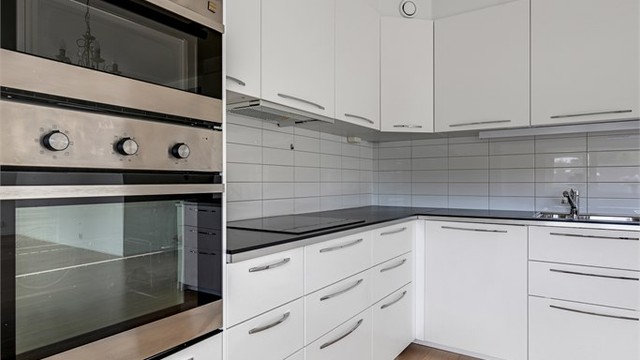 Kjøkkenet er innbydende og funksjonelt med rikelig skap- og benkeplass, gode arbeidsflater og et moderne uttrykk.