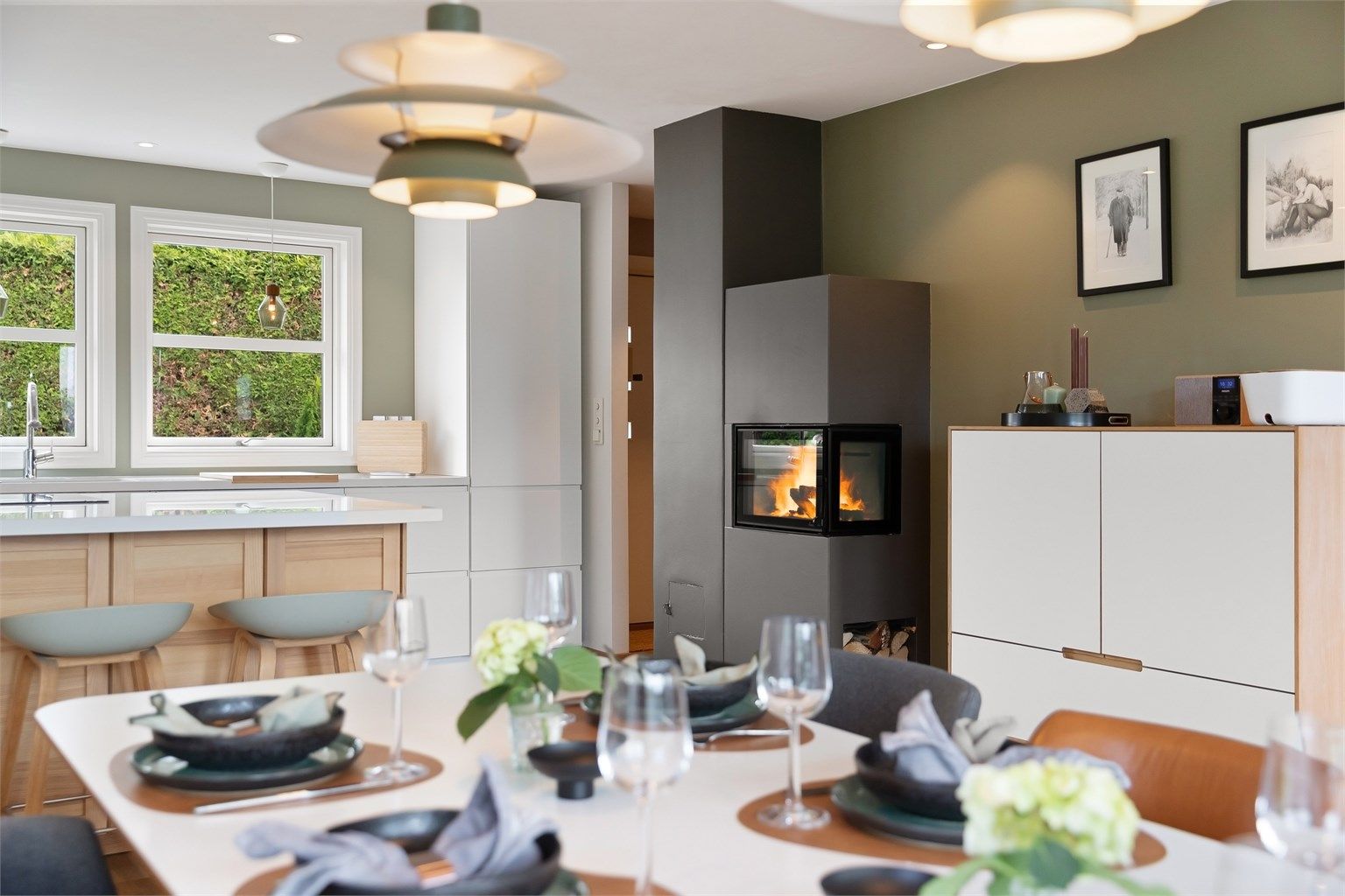 Peisovnen med glassdør gir både varme og hygge på kjølige kvelder.