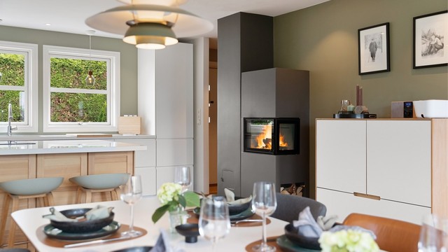 Peisovnen med glassdør gir både varme og hygge på kjølige kvelder.
