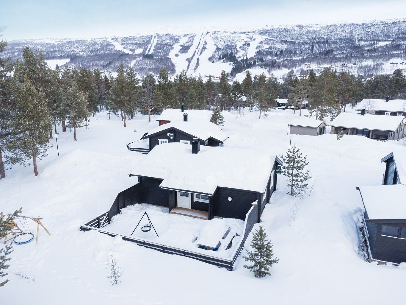 Krogsveen Sunnmøre v/Eiendomsmegler Harald Osdal har gleden av å presentere en flott tiltalende fritidsbolig beliggende i Skriuvegen 15, en meget sentral beliggenhet på Bjorli 