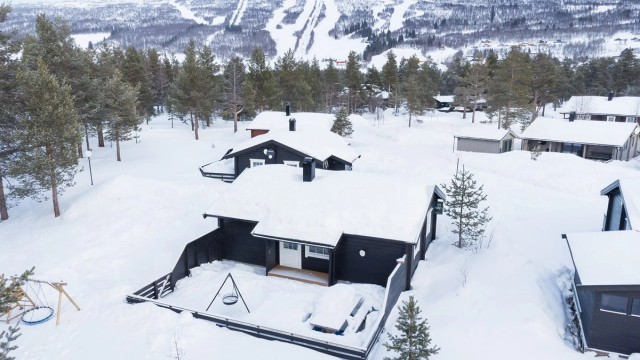 Krogsveen Sunnmøre v/Eiendomsmegler Harald Osdal har gleden av å presentere en flott tiltalende fritidsbolig beliggende i Skriuvegen 15, en meget sentral beliggenhet på Bjorli