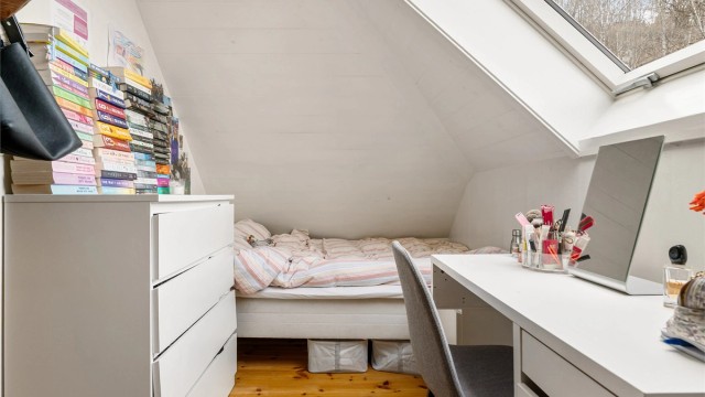 Ett av to soverom i hybelleiligheten på loftet.