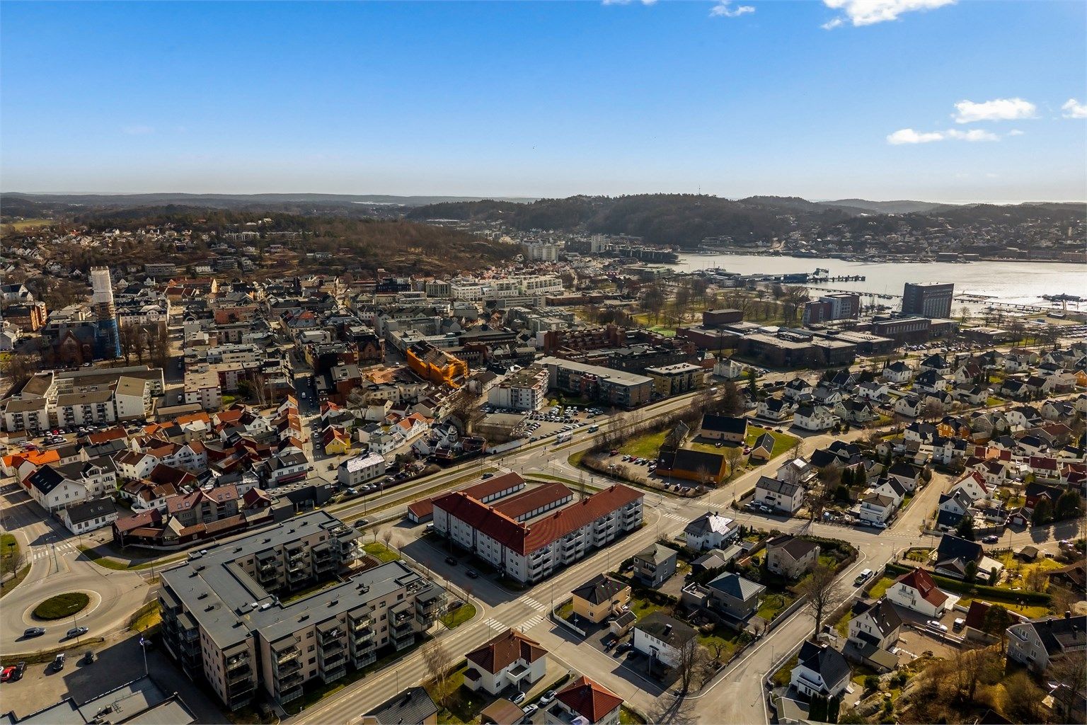 Beliggenheten gir en fin kombinasjon av privatliv og nærhet til et levende bysentrum med Hvaltorvet Kjøpesenter og alle servicetilbud.