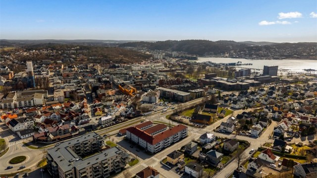 Beliggenheten gir en fin kombinasjon av privatliv og nærhet til et levende bysentrum med Hvaltorvet Kjøpesenter og alle servicetilbud.