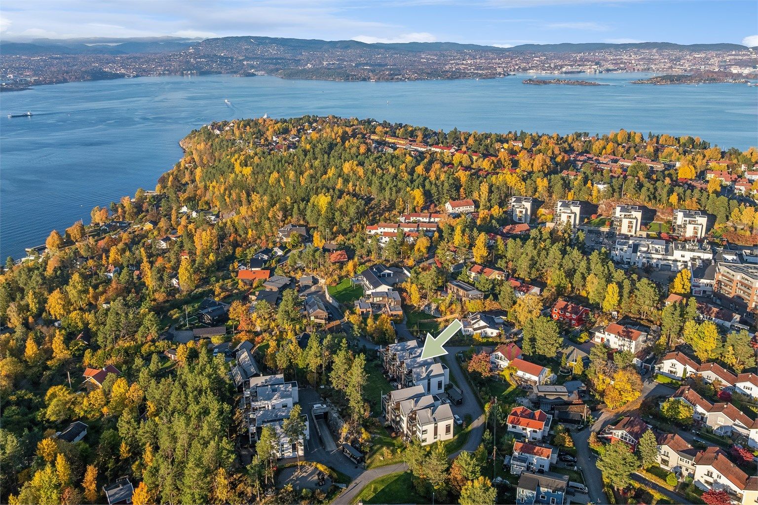 Få minutters gange til kjøpesenter på Tangen med forretninger, kaféer og de fleste servicetilbud, samt kommunesenteret, Tangenten, med bibliotek og helsestasjon. 
På Tangen finner man også barnehager, barneskole og ungdomsskole.