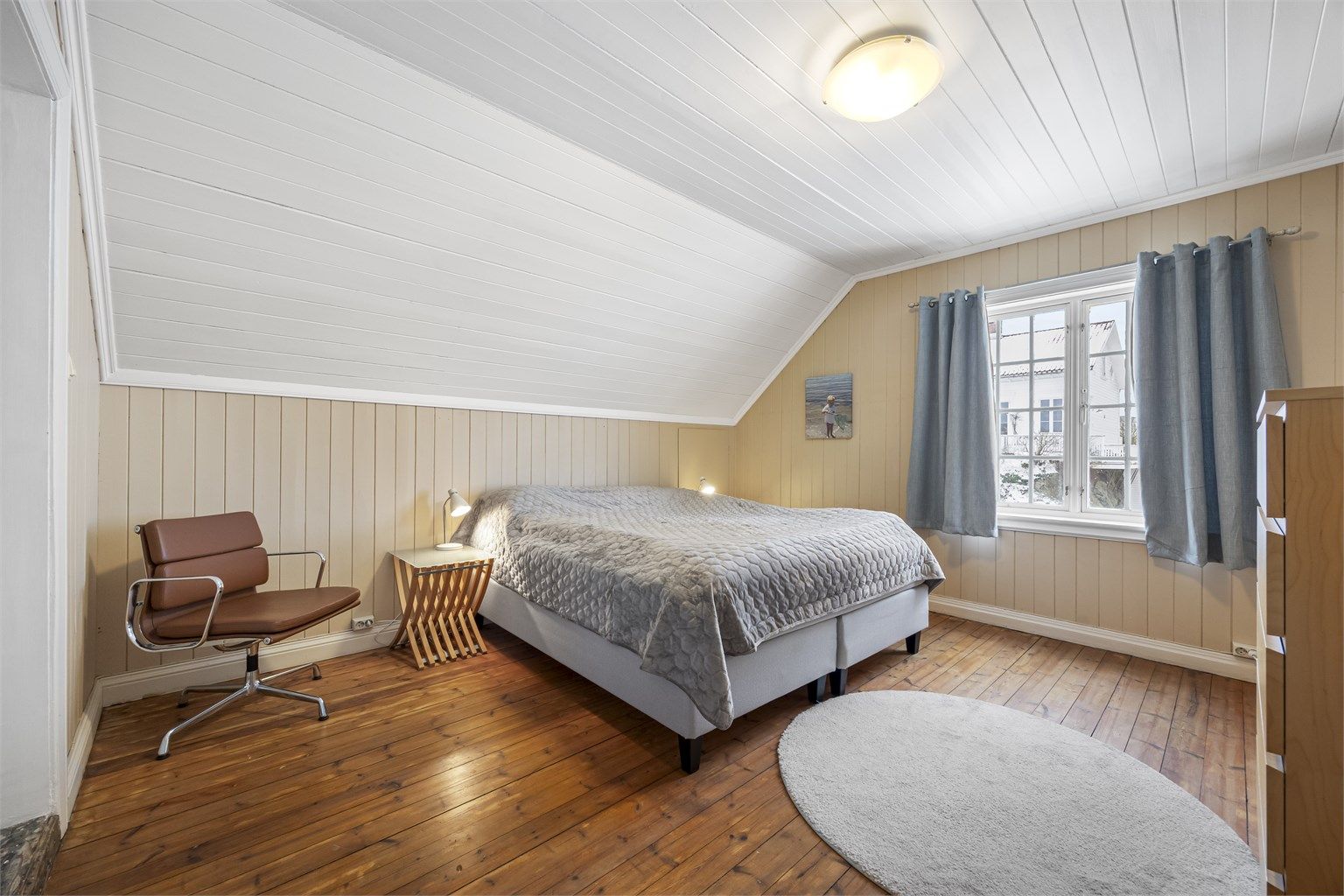 Soverom med adkomst til gang og eget baderom. 