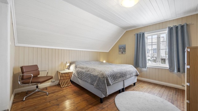 Soverom med adkomst til gang og eget baderom.