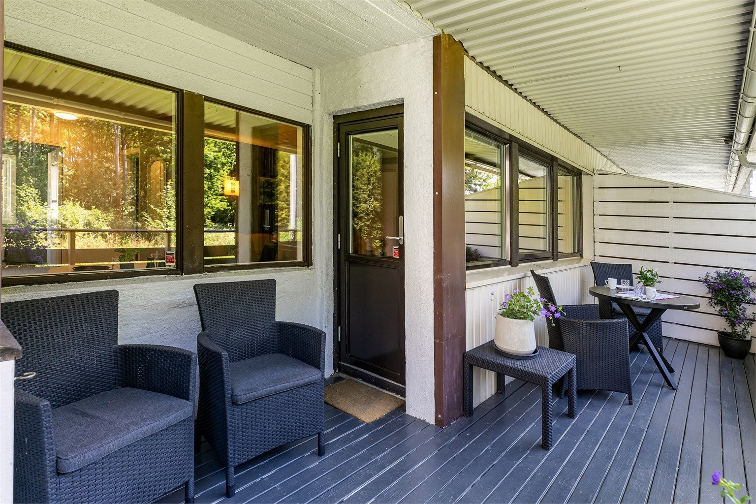 Verandaens ca. 13 kvm. kan utnyttes med både sittegruppe, grill og oppbevaringsmøbler eller dekorative planter.